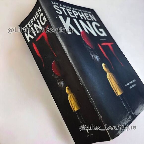 IT :A Novel by Stephen King (U001) - Picture 4 of 13